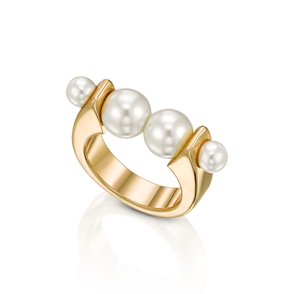 Gold ring set with pearls